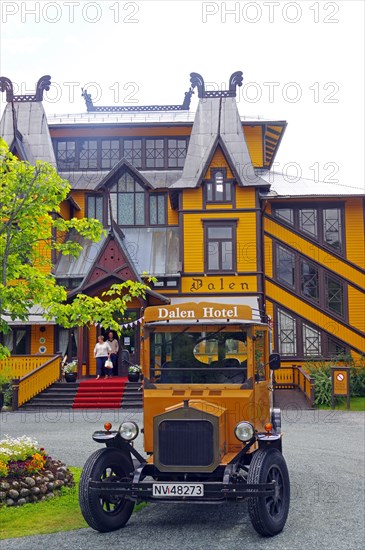 Historic wooden hotel and vintage car, Telemark Canal, Dalen, Telemark, Norway, Europe