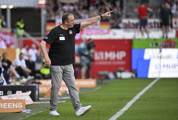 Coach Frank Schmidt 1. FC Heidenheim 1846 FCH on the sidelines, gesture, gesture, Voith-Arena, Heidenheim, Baden-Wuerttemberg, Germany, Europe