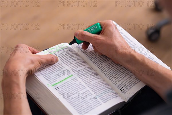 Hands holding a green highlighter and marking text in an open book, Bible Circle, Jesus Grace Chruch, Ludwigsburg, Germany, Europe