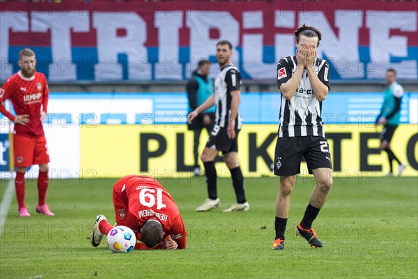 Football match, Rocco REITZ Borussia Moenchengladbach right can't believe it, he allegedly fouled Jonas FOeHRENBACH 1.FC Heidenheim on the ground, Voith-Arena football stadium, Heidenheim