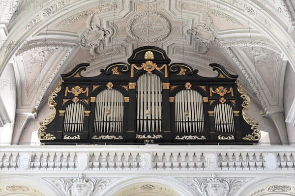 St Paul's parish church, the first church was consecrated to St Paul around 1050, Passau, church organ with black pipes and golden decorations on the wall of a church, Passau, Bavaria, Germany, Europe