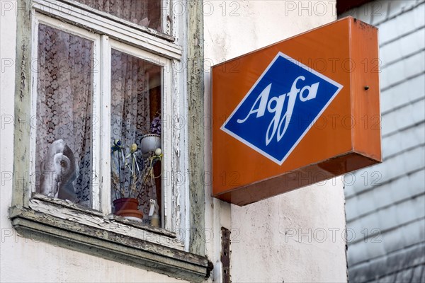 Cantilever sign, AGFA Film und Foto advertising sign, light box, abandoned photo shop, old window, dilapidated house, old town, Ortenberg, Vogelsberg, Wetterau, Hesse, Germany, Europe