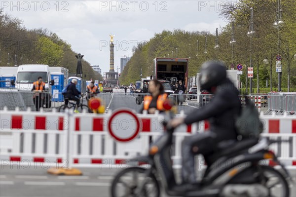 There are currently road closures due to the Berlin Half Marathon taking place on 7 April 2024, such as here on Strasse des 17. Juni at Grosser Stern in Berlin, 05.04.2024