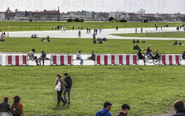 Visitors at Tempelhofer Feld, Berlin, 01.04.2024., Berlin, Berlin, Germany, Europe