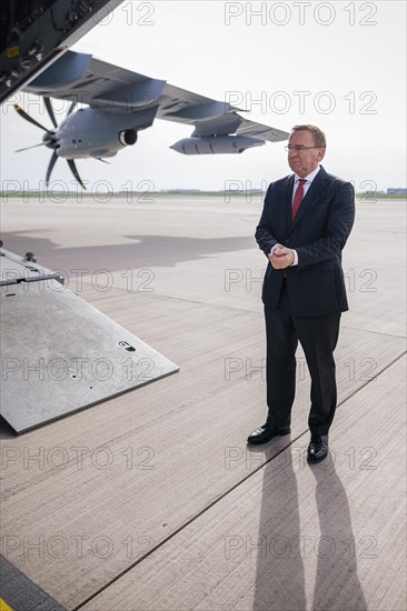 Federal Minister of Defence Boris Pistorius, SPD, bids farewell to the 20 or so soldiers of the Lithuanian brigade's preliminary command at BER Airport. By the fourth quarter of 2024, the pre-commando is to grow to a deployment team of around 150 members of the German Armed Forces. The army brigade will be reorganised in Lithuania with the name Panzerbrigade 45. After the brigade is officially commissioned in 2025, the other forces are to be deployed starting in 2025. The Lithuanian brigade should be operational by the end of 2027. Berlin, 08.04.2024