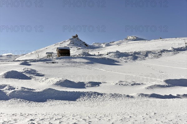 Mountains in Andalusia, Mountain range with snow, near Pico del Veleta, 3392m, Gueejar-Sierra, Sierra Nevada National Park, Wide snowy landscape with buildings and a clear blue sky, Costa del Sol, Andalusia, Spain, Europe