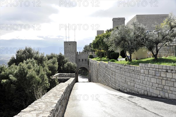 Path to the Gothic castle Castillo de Santa Catalina, Jaen, Jaen province, stone fortress with tower and wall along a cobbled path, Granada, Andalusia, Spain, Europe