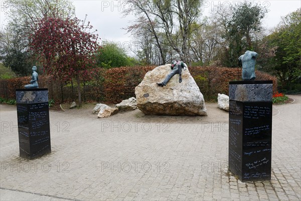 Danny Osborne's statue of Oscar Wilde, Irish writer and playwright. Dublin, Ireland, Europe