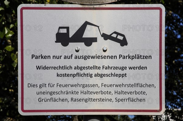 Sign, traffic sign, traffic sign, parking only in designated parking spaces, symbolic tow truck, letters, writing, traffic rules, parking rules on campus, Reutlingen University, Reutlingen University, Texoversum, Reutlingen, Baden-Wuerttemberg, Germany, Europe