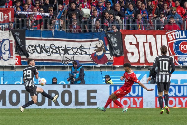 Football match, Eren DINKCI 1.FC Heidenheim centre scores the 1 to 1 equaliser against Borussia Moenchengladbach, Joe SCALLY Borussia Moenchengladbach left tries to fend off and Florian NEUHAUS Borussia Moenchengladbach right can only watch, Voith-Arena football stadium, Heidenheim