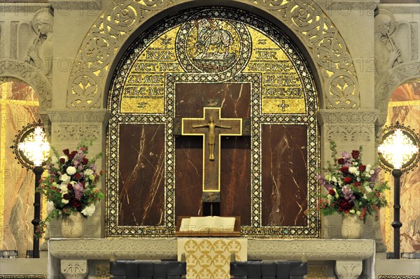 Church of the Redeemer, start of construction 1903, Bad Homburg v. d. Hoehe, Hesse, Altar with cross and golden decoration between flower arrangements in front of marble wall, Church of the Redeemer, start of construction 1903, Bad Homburg v. Hoehe, Hesse, Germany, Europe