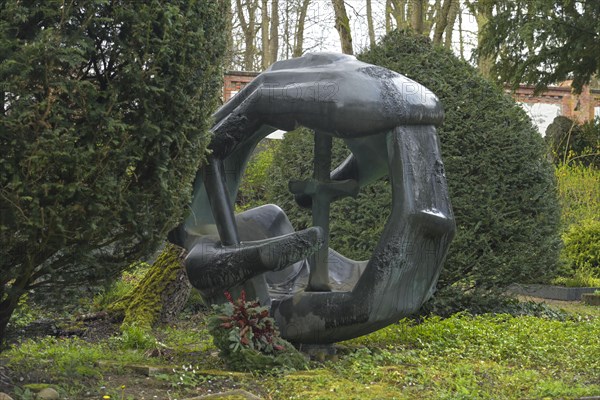 Wolf Spemann: Hands and Cross, 1975, bronze, North Cemetery, Wiesbaden, Hesse, Germany, Europe