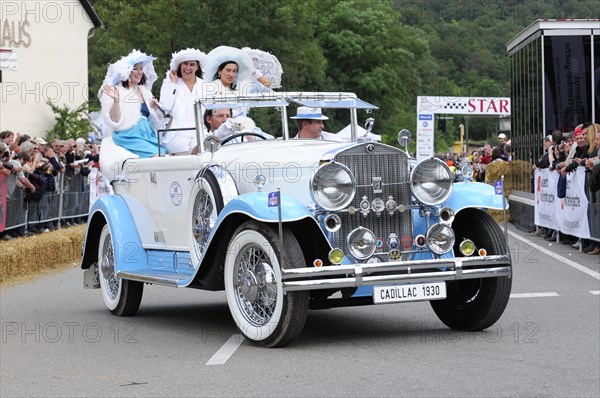 Cadillac Imperial Phaeton, built in 1930, A white Cadillac convertible with costumed woman drives past cheering spectators, SOLITUDE REVIVAL 2011, Stuttgart, Baden-Wuerttemberg, Germany, Europe