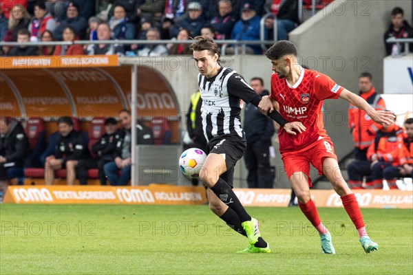 Football match, Florian NEUHAUS Borussia Moenchengladbach left in a duel for the ball with Eren DINKCI 1.FC Heidenheim, football stadium Voith-Arena, Heidenheim