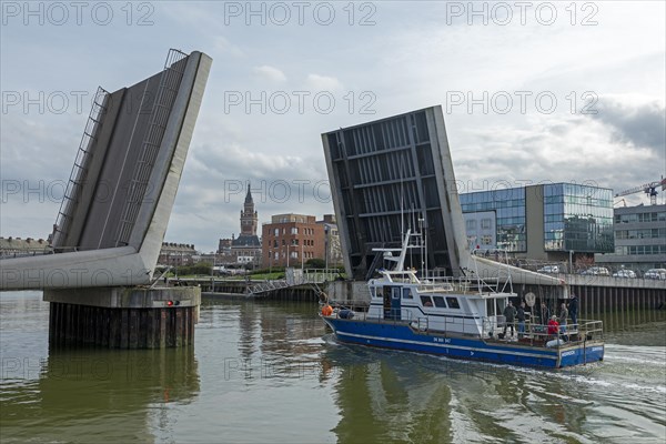 Drawbridge, Bridge of the Battle of Texel, Pont de la Bataille du Texel, boat, harbour, Dunkirk, France, Europe