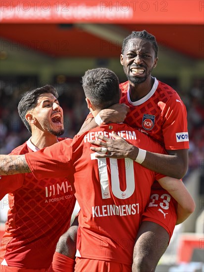 Goal celebration, cheering, Tim Kleindienst 1. FC Heidenheim 1846 FCH (10) Omar Traore 1. FC Heidenheim 1846 FCH (23) Kevin Sessa 1. FC Heidenheim 1846 FCH (16) Voith-Arena, Heidenheim, Baden-Wuerttemberg, Germany, Europe