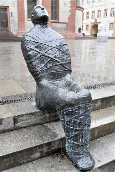 Sculpture, The Great Seated Man, Wuerzburg, Wuerzburg, Romanesque UNESCO Kilian Cathedral, St Kilian, Cathedral, Modern sculpture of a seated man in a public space suggests relaxation, Wuerzburg, Lower Franconia, Bavaria, Germany, Europe