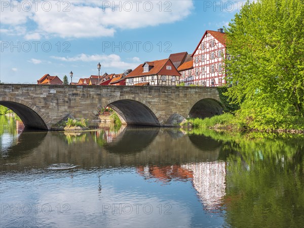 Stone bridge over the river Werra and half-timbered houses in the historic old town of Allendorf, Hessisches Bergland, Werratal, Bad Sooden-Allendorf, Hesse, Germany, Europe