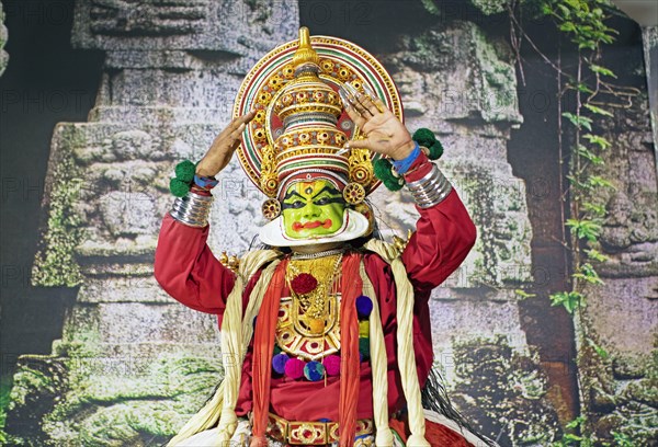 Kathakali performer or mime, 38 years old, on stage at the Kochi Kathakali Centre, Kochi, Kerala, India, Asia