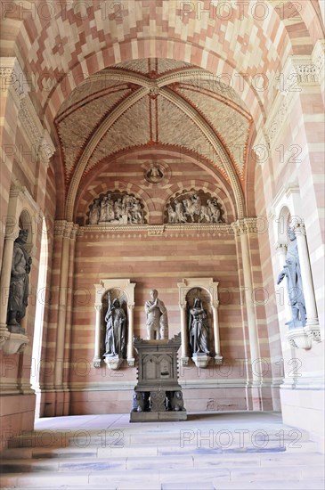 Monument to King Adolf of Nassau, Speyer Cathedral, westwork, new part, first start of construction probably in 1025, Speyer, A historical monument surrounded by sculptures and reliefs under a red and white patterned ceiling, Speyer Cathedral, Unesco World Heritage Site, foundation stone laid around 1030, Speyer, Rhineland-Palatinate, Germany, Europe