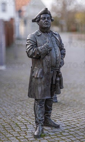 Bronze figure of the Prussian King Friedrich Wilhelm I by the sculptor Anton Schumann in memory of the diplomatic meeting between Tsar Peter I of Russia and the Prussian King in 1716 in the Provost's Office in Havelberg. The sculptures also serve as postcard vending machines, Havelberg, Saxony-Anhalt, Germany, Europe