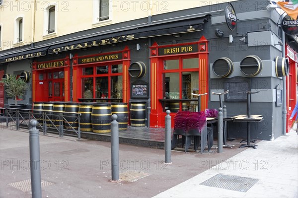 Marseille, Facade of an Irish pub with red colour and barrels in front of the entrance, Marseille, Departement Bouches du Rhone, Region Provence Alpes Cote d'Azur, France, Europe