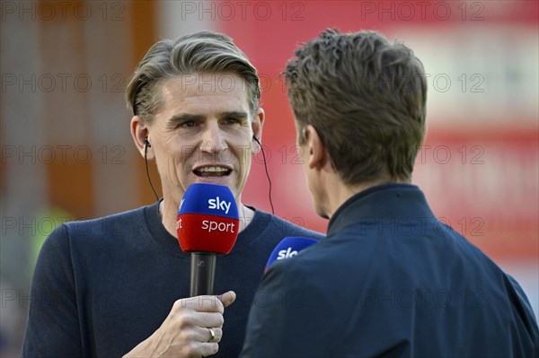 Sports Director Christoph Freund FC Bayern Munich FCB Portrait, in interview Microphone Micro Logo SKY with presenter Michael Leopold SKY, Voith-Arena, Heidenheim, Baden-Wuerttemberg, Germany, Europe