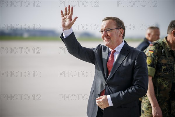 Federal Minister of Defence Boris Pistorius, SPD, bids farewell to the 20 or so soldiers of the Lithuanian brigade's preliminary command at BER Airport. By the fourth quarter of 2024, the pre-commando is to grow to a deployment team of around 150 members of the German Armed Forces. The army brigade will be reorganised in Lithuania with the name Panzerbrigade 45. After the brigade is officially commissioned in 2025, the other forces are to be deployed starting in 2025. The Lithuanian brigade should be operational by the end of 2027. Berlin, 08.04.2024