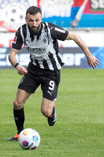 Football match, Franck HONORAT Borussia Moenchengladbach on the ball, Voith-Arena football stadium, Heidenheim