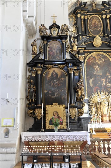 St Paul's parish church, the first church was consecrated to St Paul around 1050, Passau, A richly decorated Baroque-style side altar with statues and a central painting, Passau, Bavaria, Germany, Europe