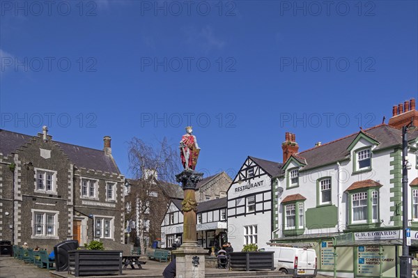 Prince Llewelyn the Great Statue, Houses, Lancaster Square, Conwy, Wales, United Kingdom, Europe