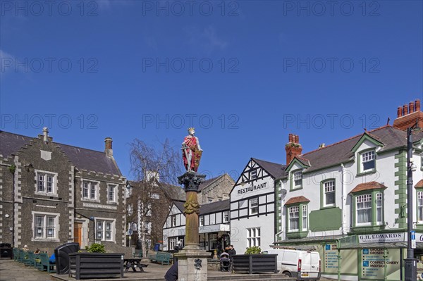 Prince Llewelyn the Great Statue, Houses, Lancaster Square, Conwy, Wales, United Kingdom, Europe