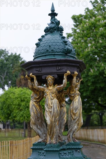 Palais Longchamp, Marseille, Gold patinated statue with baroque elements and decorations, Marseille, Departement Bouches-du-Rhone, Region Provence-Alpes-Cote d'Azur, France, Europe