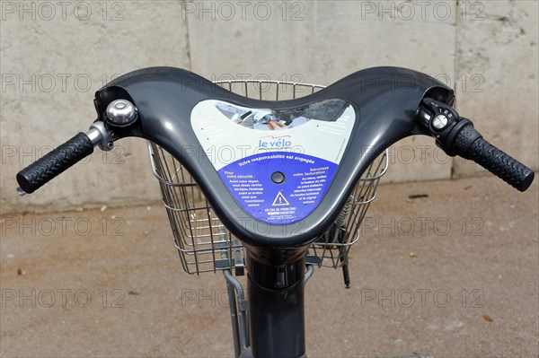 Marseille, close-up of a handlebar from a public hire bike with information board, Marseille, Departement Bouches-du-Rhone, Region Provence-Alpes-Cote d'Azur, France, Europe