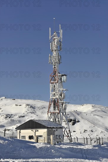 Antenna installation near Pico del Veleta, 3392m, Gueejar-Sierra, Sierra Nevada National Park, A transmitter mast on a snowy mountain top next to a station, Costa del Sol, Andalusia, Spain, Europe