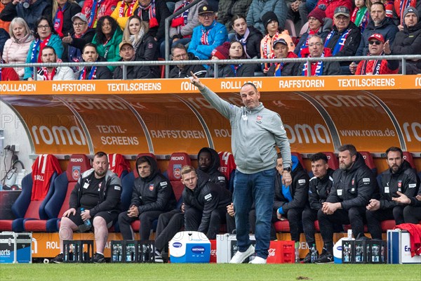 Football match, coach Frank SCHMIDT 1.FC Heidenheim leads the way on the touchline, Voith-Arena football stadium, Heidenheim