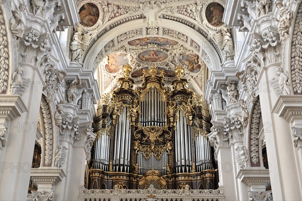 St Stephen's Cathedral, Passau, detailed view of a baroque church organ with golden decoration, St Stephen's Cathedral, Passau, Bavaria, Germany, Europe