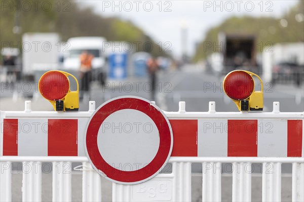 There are currently road closures due to the Berlin Half Marathon taking place on 7 April 2024, such as here on Strasse des 17. Juni at Grosser Stern in Berlin, 05.04.2024