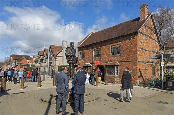 William Shakespeare statue, on the left behind his birthplace, Stratford upon Avon, England, Great Britain