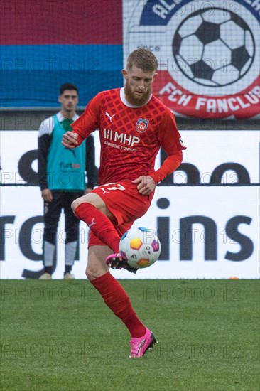 Football match, Jan-Niklas BESTE 1.FC Heidenheim elegant on the ball, Voith-Arena football stadium, Heidenheim