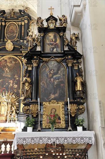 St Paul's parish church, the first church was consecrated to St Paul around 1050, Passau, Opulent altar with figures of saints, paintings and golden decorations, Passau, Bavaria, Germany, Europe