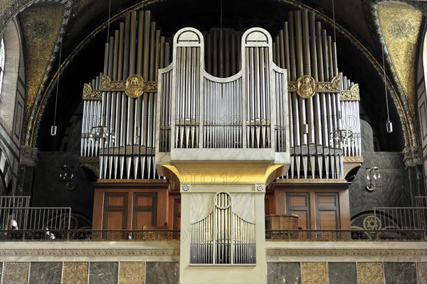 Church of the Redeemer, start of construction 1903, Bad Homburg v. d. Hoehe, Hesse, Large organ with gold decorations on a balcony inside a church, Church of the Redeemer, start of construction 1903, Bad Homburg v. Hoehe, Hesse, Germany, Europe