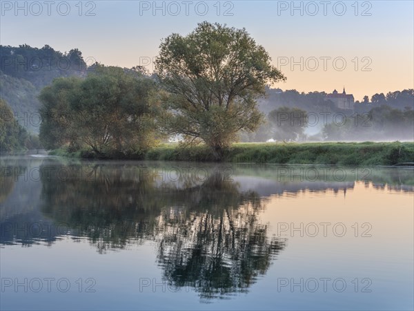 Morning atmosphere at the Saale river with morning fog, in the background Goseck Castle in the Saale valley, Goseck, Burgenlandkreis, Saxony-Anhalt, Germany, Europe