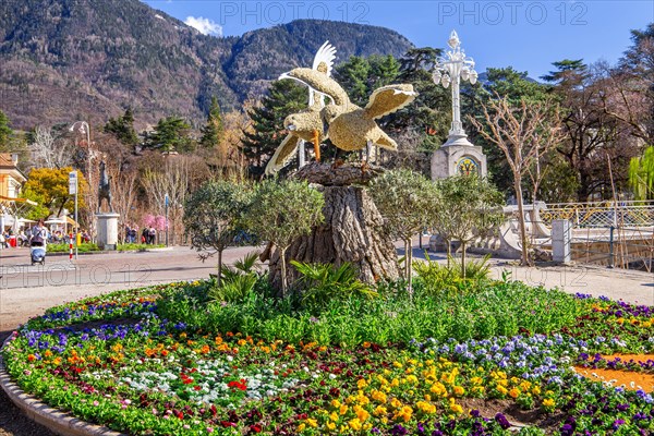 Flower border on the spa promenade in spring, Merano, Val Passiria, Val d'Adige, Burggrafenamt, Alps, South Tyrol, Trentino-Alto Adige, Italy, Europe