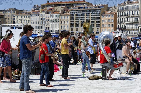 Music group playing on the street in Marseille, surrounded by spectators, Marseille, Departement Bouches-du-Rhone, Region Provence-Alpes-Cote d'Azur, France, Europe