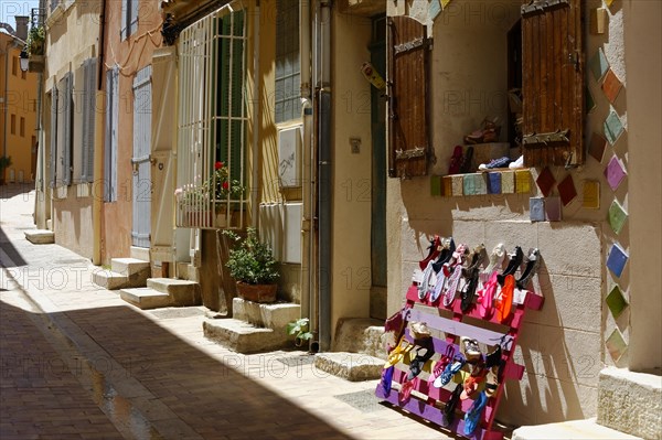 The bay of Port Miou in Cassis, Old street with traditional colourful houses, plants and front doors, Marseille, Departement Bouches-du-Rhone, Region Provence-Alpes-Cote d'Azur, France, Europe