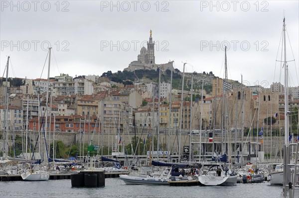 Marseille, Overview of the harbour of Marseille with sailing boats and city in the background, Marseille, Departement Bouches-du-Rhone, Region Provence-Alpes-Cote d'Azur, France, Europe