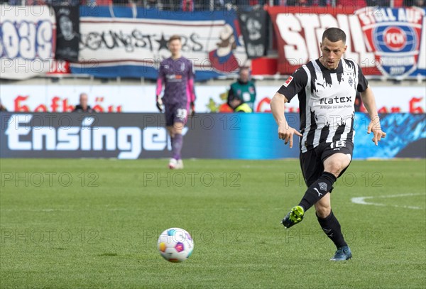 Football match, Stefan LAINER Borussia Moenchengladbach Pass in die Tiefe, Voith-Arena football stadium, Heidenheim