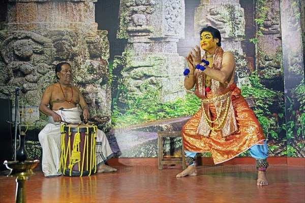 Kathakali performer or mime, 60 years old, and drummer on stage at the Kochi Kathakali Centre, Kochi, Kerala, India, Asia