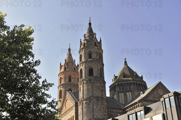 Speyer Cathedral, View of a church cathedral with detailed towers in front of a blue sky and urban background, Speyer Cathedral, Unesco World Heritage Site, foundation stone laid around 1030, Speyer, Rhineland-Palatinate, Germany, Europe